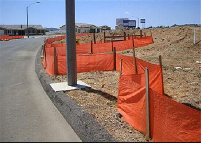 道のプールのプラスチック オレンジ塀、リサイクルされた物質的なオレンジに障壁の囲うこと